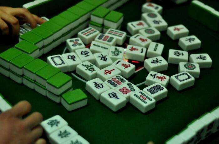 Mahjong machine.jpg completamente automático Full automatic mahjong machine.jpg
